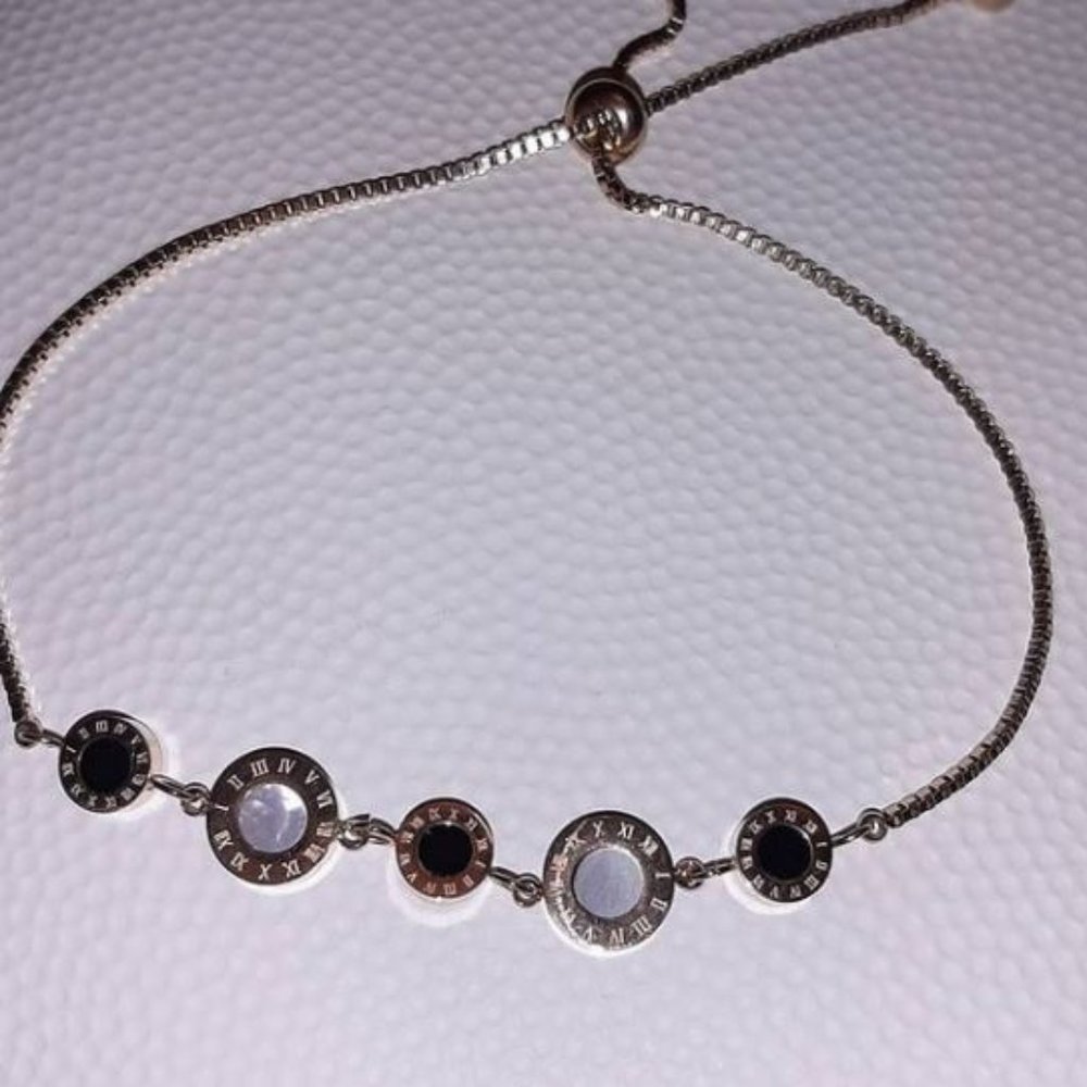Roman numeric bracelet - Picture 2 of 3
